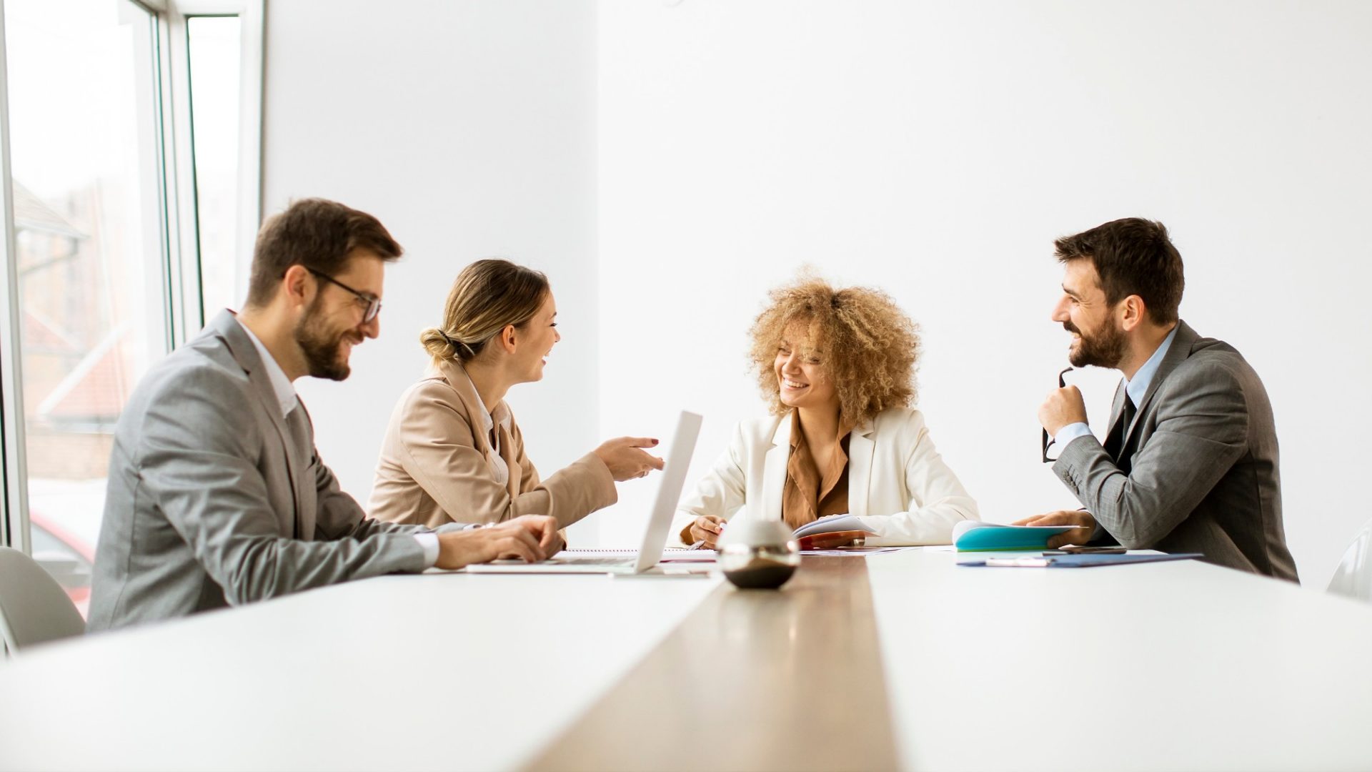 Männer und Frauen diskutieren an einem Tisch