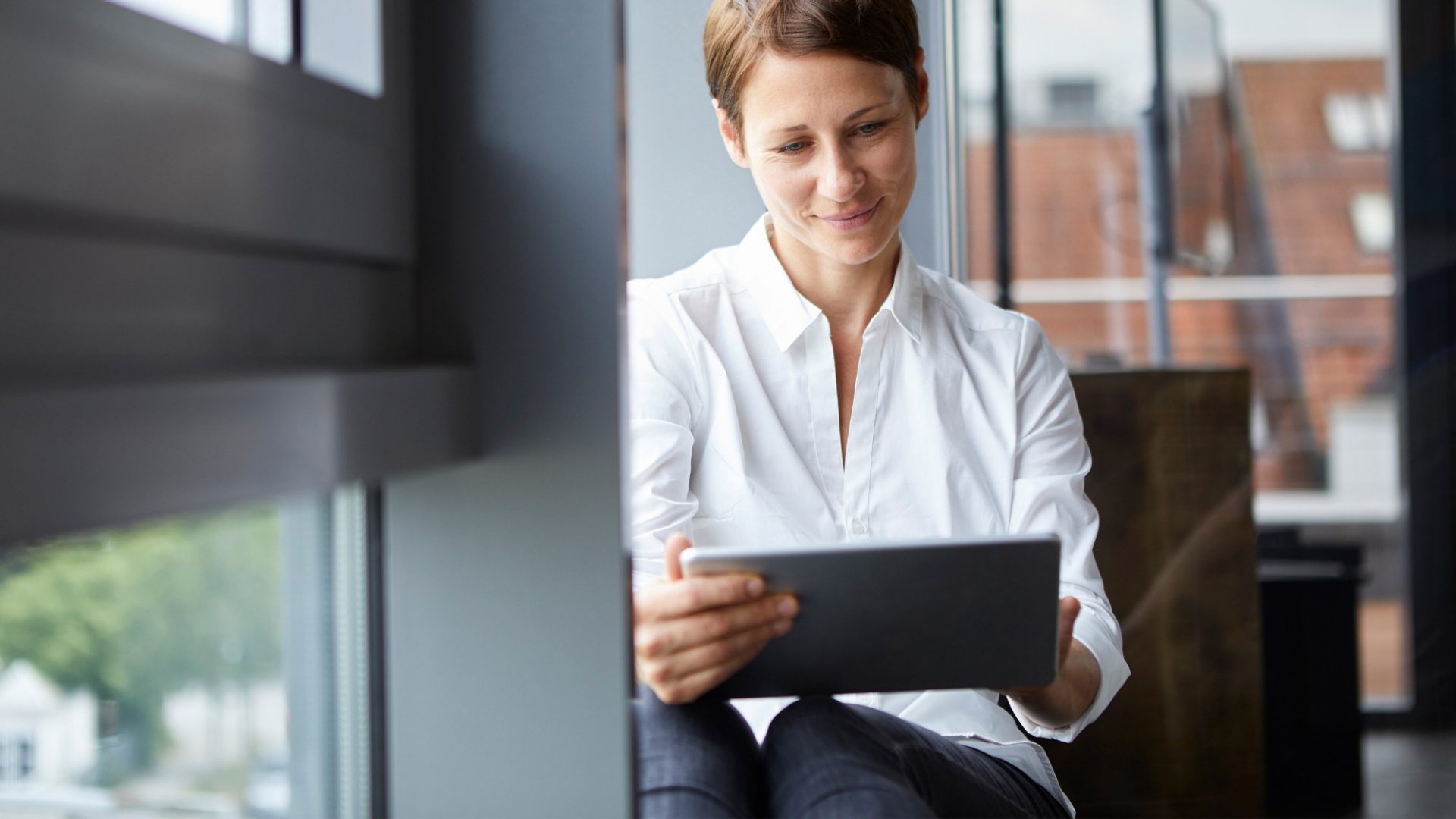Frau schaut sich etwas am Tablet an