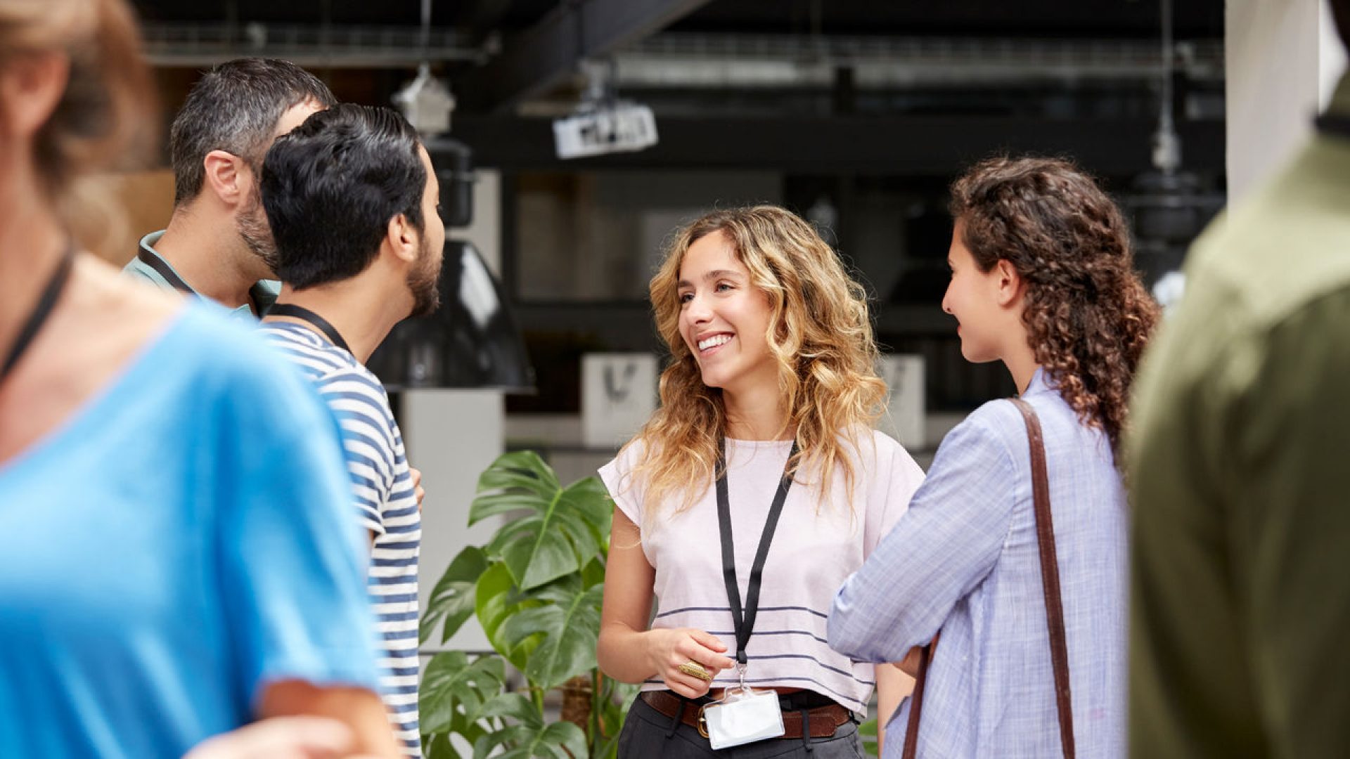 Zwei Frauen schauen sich etwas am Tablet an