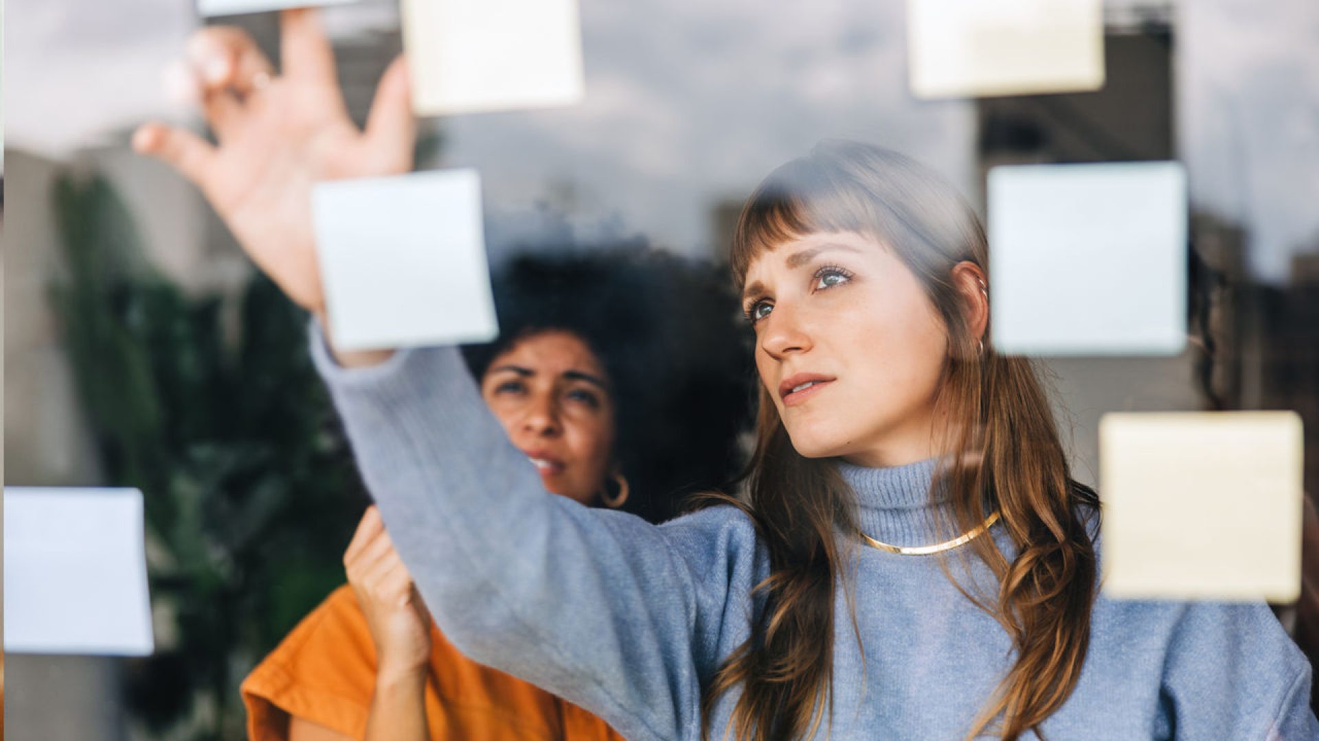 Eine Gruppe junger Leute halten ihre Hände in die Mitte