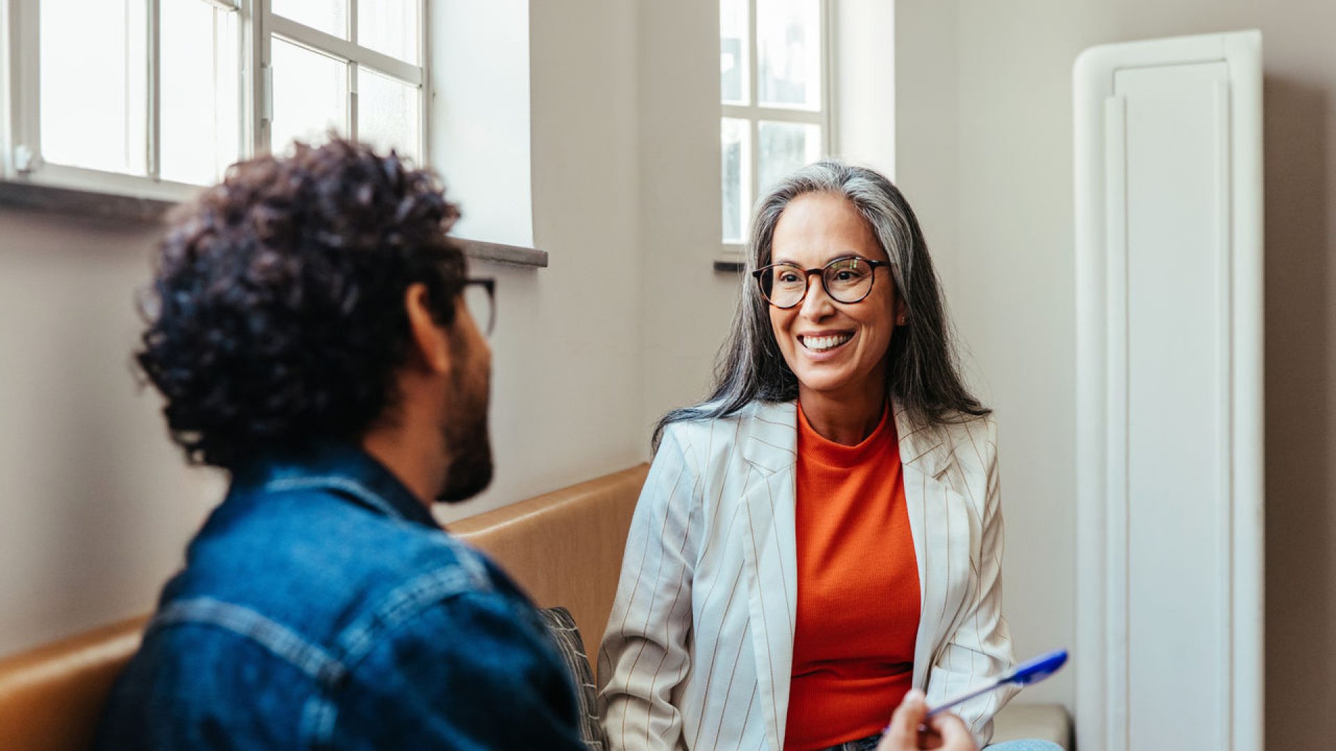 Drei Personen schauen sich ein Dokument an