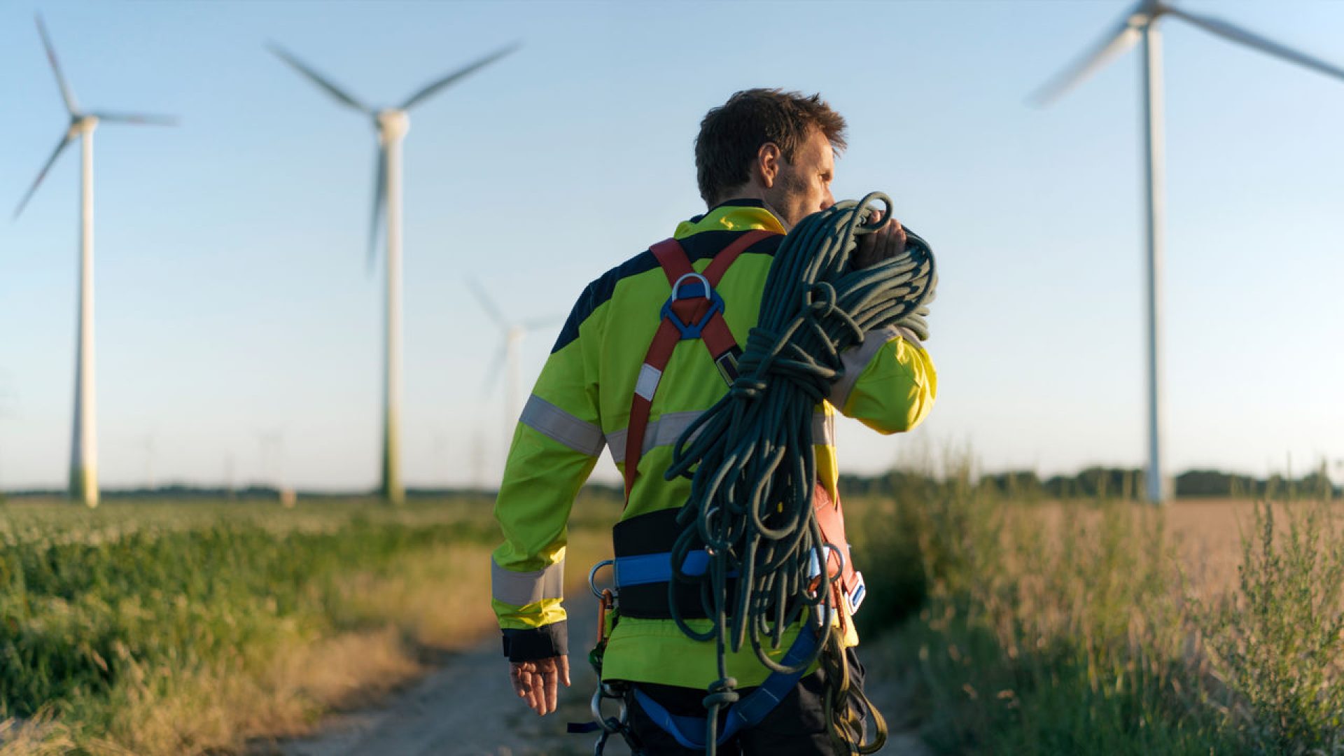 Landschaft mit Windrädern und Arbeitern