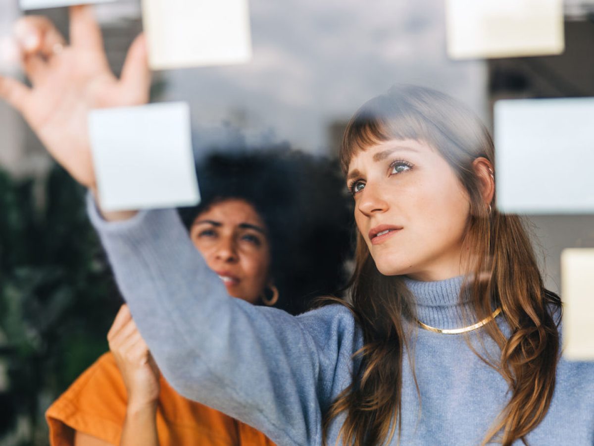 Eine Gruppe junger Leute halten ihre Hände in die Mitte