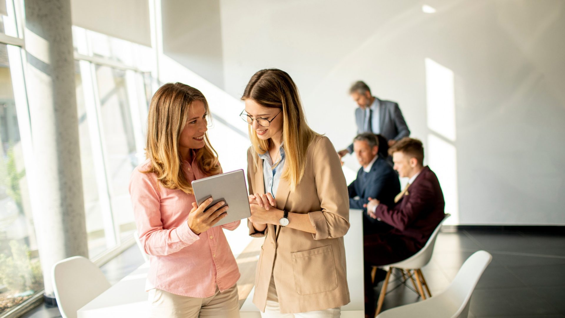 Zwei Frauen schauen sich etwas am Tablet an